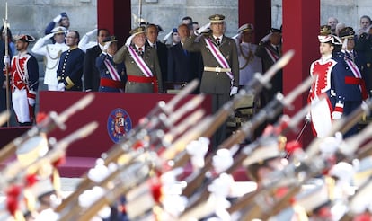 El rey Juan Carlos y el príncipe Felipe durante el desfile militar en El Escorial.