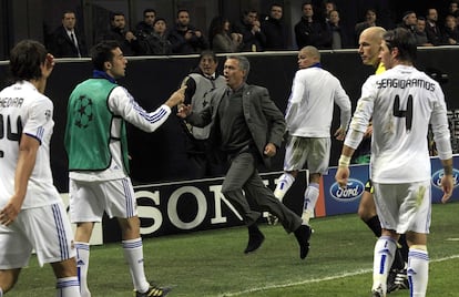 Mourinho celebra el gol de Pedro León al Milan en San Siro, durante su primer año en el Madrid.