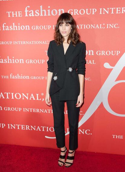 De Poppy pasamos a otra it-girl, Alexa Chung. Esta reina del street style apost esta vez por la sobriedad y elegancia de un dise?o en color negro de Christopher Kane.