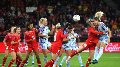 María Méndez marca, de cabeza, el tercer gol para España ante Suiza.