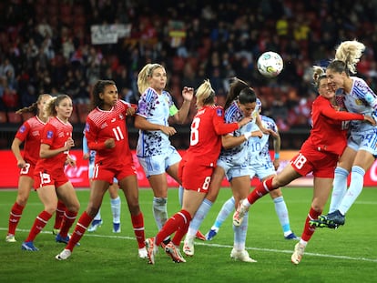 María Méndez marca, de cabeza, el tercer gol para España ante Suiza.