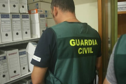 Un agente de la Guardia Civil durante uno de los registros en Galicia.