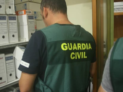 Un agente de la Guardia Civil durante uno de los registros en Galicia.
