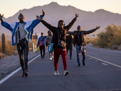 Inmigrantes de Guinea celebran el cruce de México a Estados Unidos en el paso de Lukeville (Arizona), el pasado 7 de diciembre.