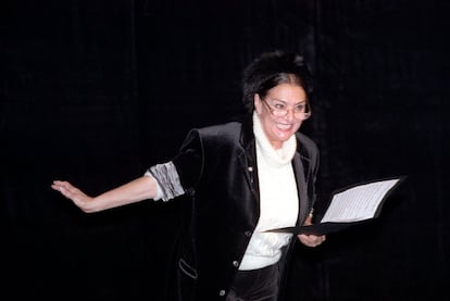Nati Mistral, lee una pieza de Jardiel Poncela en un homenaje, durante los actos de conmemoracion del dia mundial del teatro, en el Teatro de la Comedia de Madrid, en 2001.