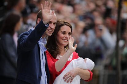 El príncipe Guillermo y Kate Middleton saludan a la gente que se ha congregado frente al hospital St. Mary de Londres.
