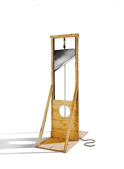 <b>La guillotina para uso doméstico SØKKØMB, del colectivo italiano Iocose, da imagen al festival The Influencers. </b>