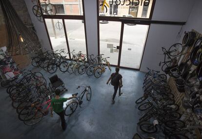 L'Ajuntament de Barcelona cedeix bicicletes abandonades, de vegades simplement el quadre, a la cooperativa Biciclot, que les arregla i ven.