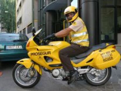 Vigilante de seguridad sobre una moto de Prosegur