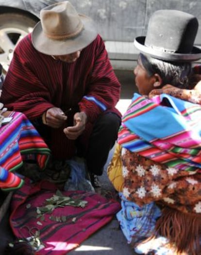 Una mujer indígena lee el futuro en hojas de coca en la plaza de San Pedro, La Paz, el pasado 28 de junio.