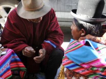 Una mujer ind&iacute;gena lee el futuro en hojas de coca en la plaza de San Pedro, La Paz, el pasado 28 de junio.