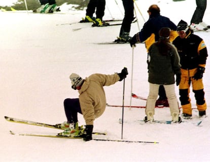 Don Juan Carlos sufre la víspera de Nochevieja de 1998 una caída sin consecuencias, mientras esquiaba en las pistas de Baqueira-Beret, donde pasaba las vacaciones de Navidad