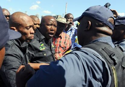 Mineros sudafricanos en huelga se enfrentan a la polic&iacute;a en Marikana, en el norte del pa&iacute;s. 