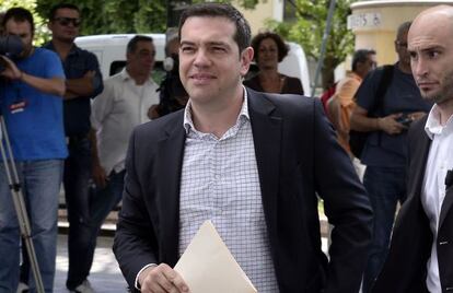 Tsipras, llega este martes a la sede de su partido en Atenas.