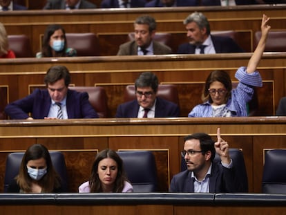 Las ministras de Derechos Sociales, Ione Belarra, y de Igualdad, Irene Montero, junto al ministro de Consumo, Alberto Garzón, votan la Ley de Libertad Sexual, en mayo de 2022 en una sesión plenaria en el Congreso de los Diputados.