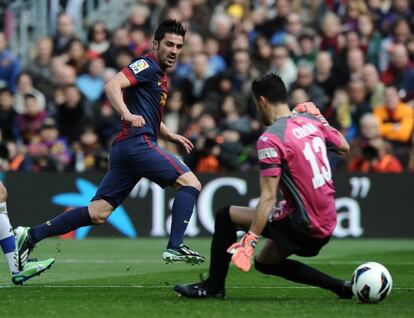 Villa bate a Codina durante el duelo liguero contra el Getafe.