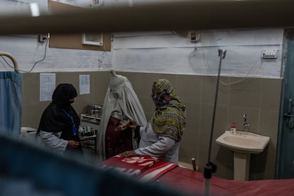 Las madres son examinadas en la sala de partos del Centro de Salud Kotla Eason, en la provincia de South Punkab. El aumento de las temperaturas medias, así como de la frecuencia, intensidad y duración de las olas de calor, está exponiendo a las poblaciones del país a estrés por calor, lo que contribuye a un deterioro de la salud, sobre todo de bebés, niños y mujeres embarazadas. Las mujeres en avanzado estado de gestación, las que se encuentran en el segundo y tercer trimestre, se consideran extremadamente vulnerables al calor extremo debido a los cambios fisiológicos que ocurren durante el embarazo.

Las madres que trabajan durante horas bajo el sol y a más de 40 grados están expuestas a altos niveles de deshidratación. “Esto, sumado al calor extremo, puede generar serios problemas en el desarrollo del feto y un mayor riesgo de contracciones prematuras, presión arterial alta, convulsiones, hipertensión y estrés materno”, dice la doctora Jameel.