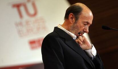 Rubalcaba, en un acto de campaña de las europeas el pasado mayo.