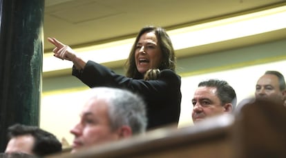 La diputada del PP, Teresa Jiménez Becerril, abronca a Pedro Sánchez desde su escaño.