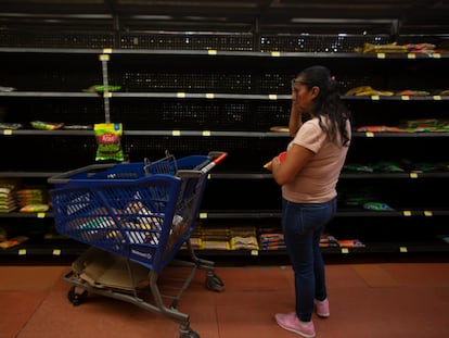 Una mujer frente al estante vacío de un supermercado, en Ciudad de México.