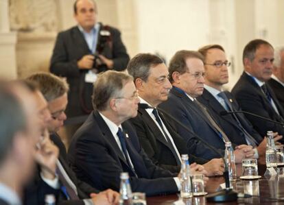 El president del BCE, Mario Draghi, al centre, en una recent reunió del consell de govern de la institució.
