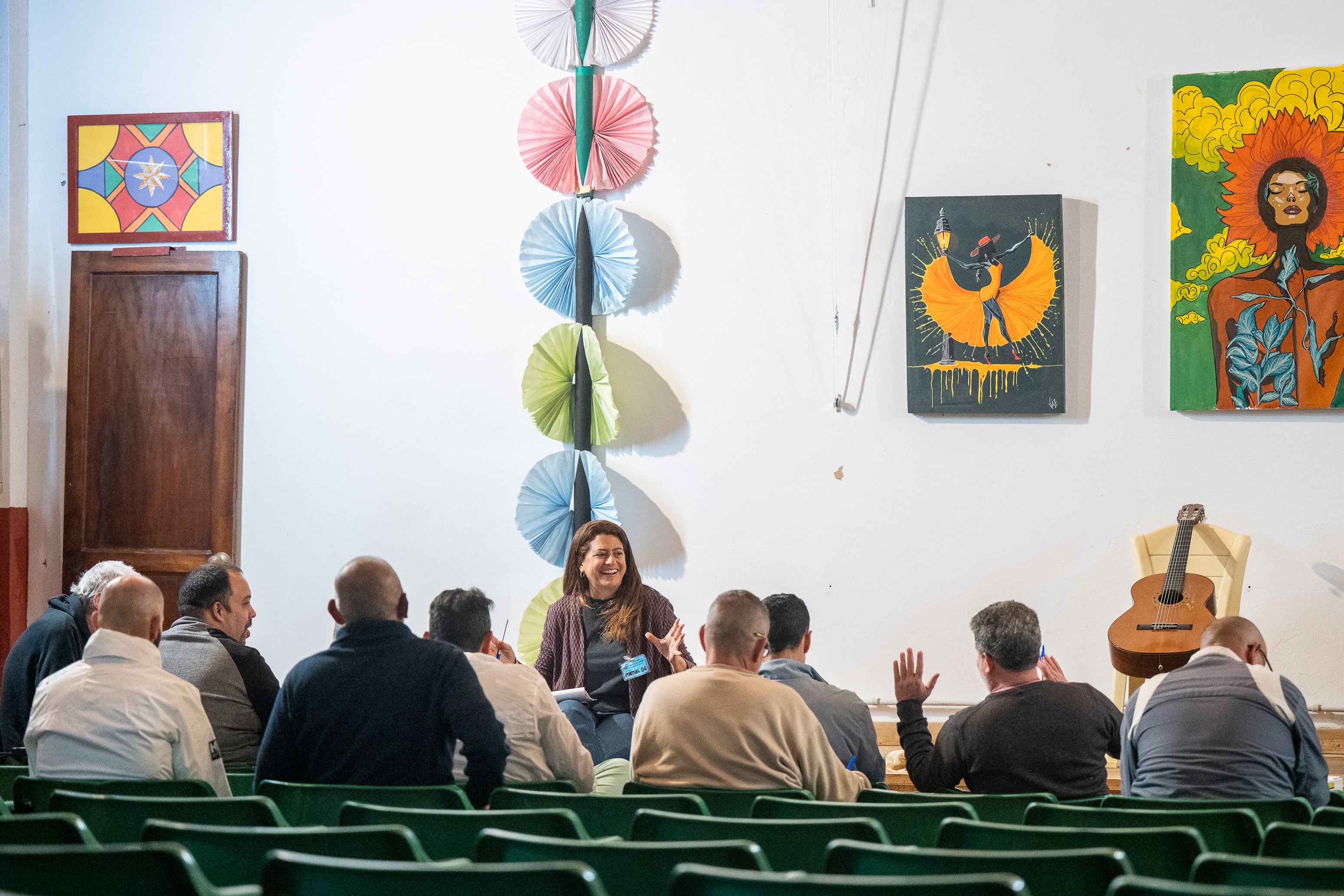 La periodista y escritora Andrea Cabrera Kñallinsky imparte un taller de literatura epistolar en una prisión en Las Palmas de Gran Canaria. 