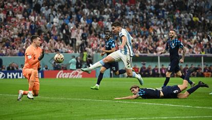 Julián Álvarez, anotando el segundo gol del partido ante Croacia.