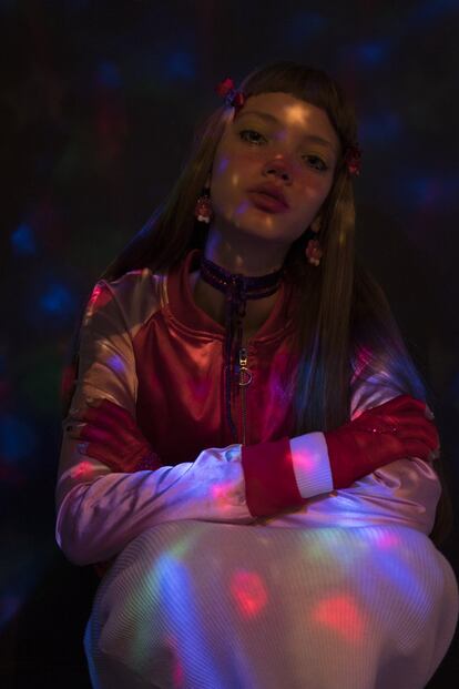 Las luces y las sombras explotan la transformación de esta protagonista rebelde. <a href="http://www.kling.es/es/" target=blank>Bomber satinada</a>, choker y mitones son su uniforme de guerra.