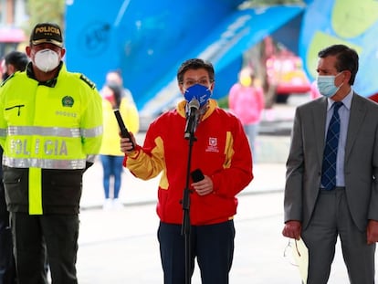 La alcaldesa de Bogotá, Claudia López, durante un evento con la policía metropolitana.