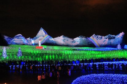 Las millones de pequeñas bombillas LED que entre mediados de octubre y principios de mayo alumbran <a href="http://www.japan.travel/en/spot/1208/" target="_blank">el jardín botánico Nabana no Sato</a>, en la ciudad de Kuwana, prefectura de Mie, pugnan por formar la mejor iluminación invernal de Japón. Y eso es mucho decir en un país donde la competición en materia lumínica es feroz. Una impresionante exhibición de vatios que incluye un río de luces azules, un mar de nubes, árboles y un túnel refulgente que deja al visitante sencillamente apabullado. Garantizado el poder tomar una fotografía nocturna sin necesidad de <i>flash</i>.