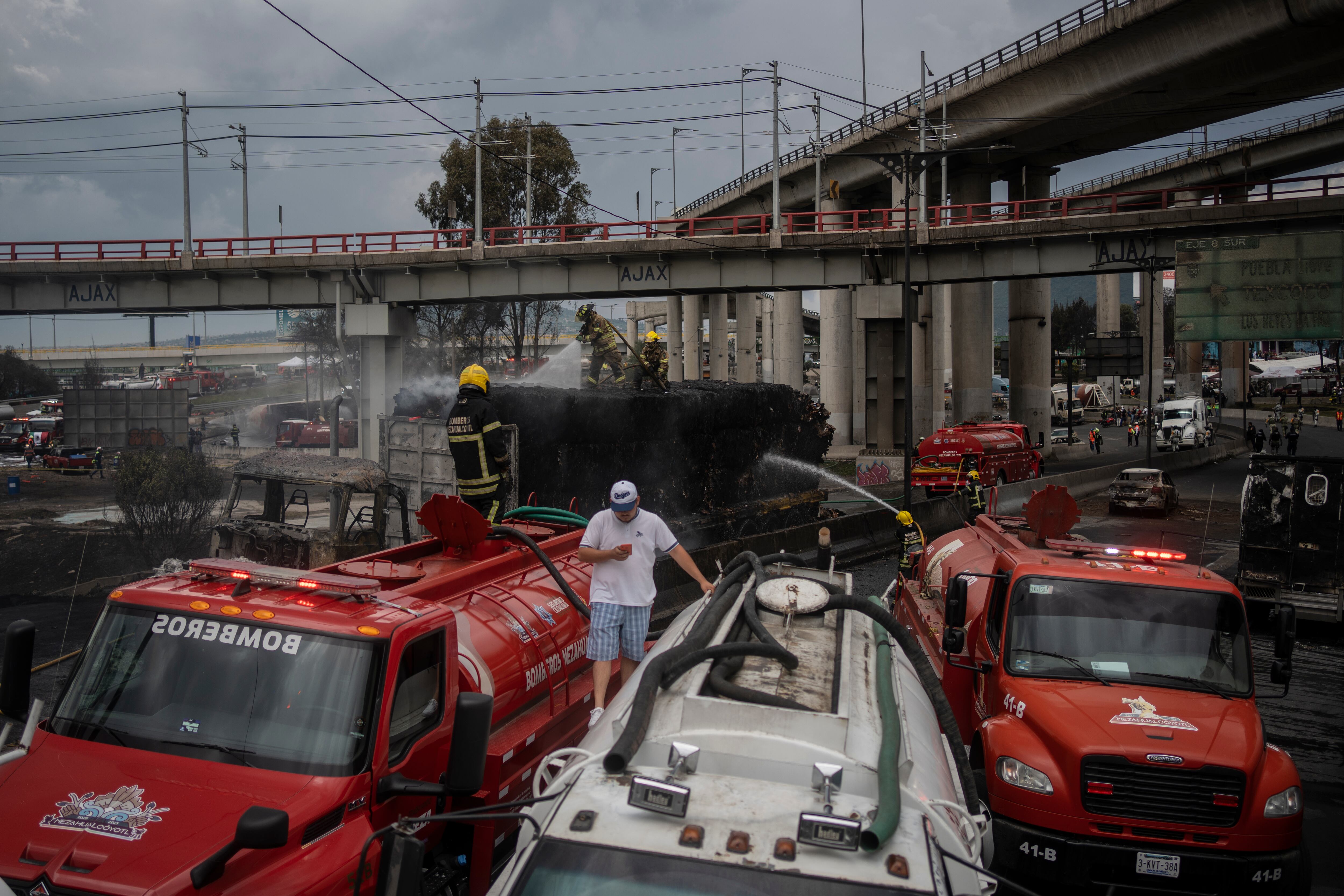 Bomberos de Nezahualcoyotl trabajan en el lugar donde se incendió un tráiler después de un accidente que provocó una fuerte explosión por gas en la Ciudad de México, el 10 de septiembre de 2025.