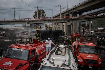 Bomberos de Nezahualcoyotl trabajan en el lugar donde se incendió un tráiler después de un accidente que provocó una fuerte explosión por gas en la Ciudad de México, el 10 de septiembre de 2025.
