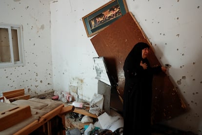 Una mujer palestina, en su casa dañada por un ataque israelí, este domingo en Tulkarem (Cisjordania).