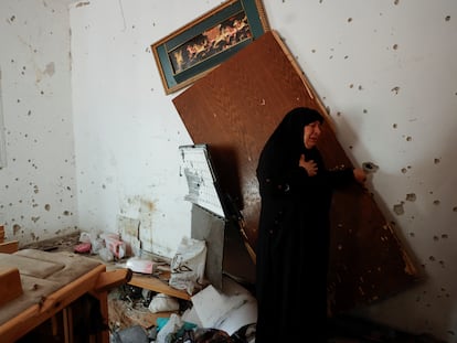 Una mujer palestina, en su casa dañada por un ataque israelí, este domingo en Tulkarem (Cisjordania).