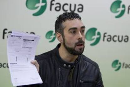 El portavoz de Facua-Consumidores en Acción, Rubén Sánchez, durante una rueda de prensa en Sevilla. EFE/Archivo