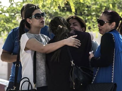 Familiares de pasajeros del vuelo desaparecido, en El Cairo.