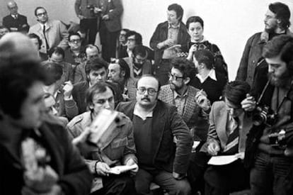 Manuel Vázquez Montalbán (en el centro, en primera fila) asiste junto a otros periodistas a la primera conferencia de prensa de Santiago Carrillo en España tras morir Franco.