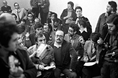 Manuel Vázquez Montalbán (en el centro, en primera fila) asiste junto a otros periodistas a la primera conferencia de prensa de Santiago Carrillo en España tras morir Franco.