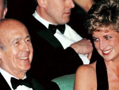 Diana de Gales asiste en 1994 junto al expresidente francés, Valery Giscard, al teatro en el Palacio de Versalles.