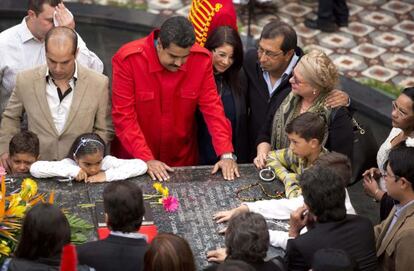 Maduro, frente al sepulcro de Chávez.