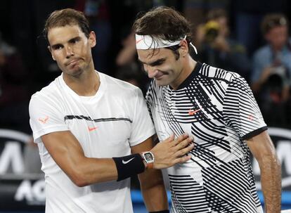 Rafa Nadal (izquierda) felicita a Roger Federer por su victoria en el Open de Australia.