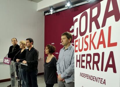 El presidente de Sortu, Hasier Arraiz, junto al atril, en un momento de su intervención.