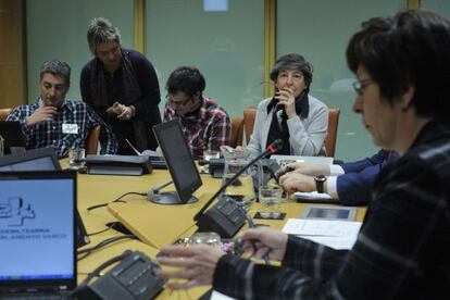 Laura Mintegi al fondo atiende las explicaciones de la consejera Beltrán de Heredia.