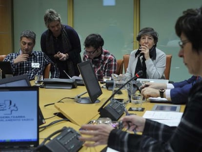 Laura Mintegi al fondo atiende las explicaciones de la consejera Beltrán de Heredia.