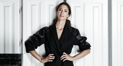 La artista plástica Claudia Stilianopoulos (Madrid, 1973) está volcada en la pintura al óleo, una vieja pasión que ahora recupera con fuerza y compatibiliza con la escultura. En esta imagen, con pantalón y chaqueta de Max Mara, y zapatos de Manolo Blahnik.
