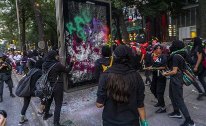Protesta por el día contra la violencia de género en Ciudad de México.