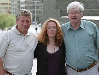 La actriz Michéle Forbes, entre Stanley McCombe, a la izquierda, y Michael Gallagher, ayer en San Sebastián.