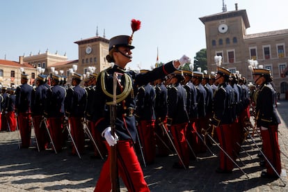 La princesa Leonor, tras besar la bandera en la Academia Militar de Zaragoza, este sábado.