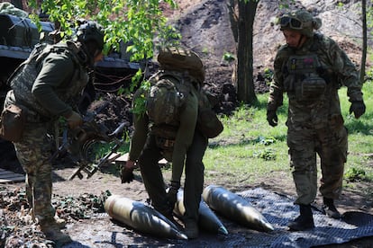 Militares ucranios se preparan el 15 de mayo para cargar una batería de obús 2S7 Pion soviética de la 43 Brigada del ejército de Ucrania que lanza munición estadounidense hacia posiciones rusas en el frente de Prokrovsk.