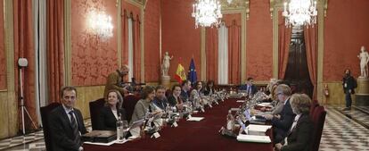 El presidente del Gobierno, Pedro Sánchez (c) junto a los miembros de su gabinete, durante la reunión del Consejo de Ministros que se celebra hoy en la Llotja de Mar de Barcelona.